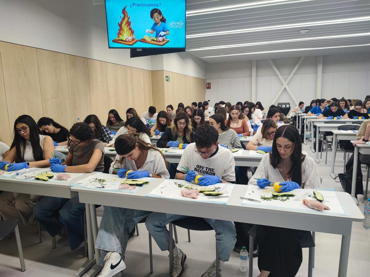 La formación reunió al alumnado de Enfermería en torno a una metodología práctica, dinámica y muy pegada a la realidad asistencial.
