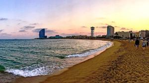 Playa de Barcelona al atardecer