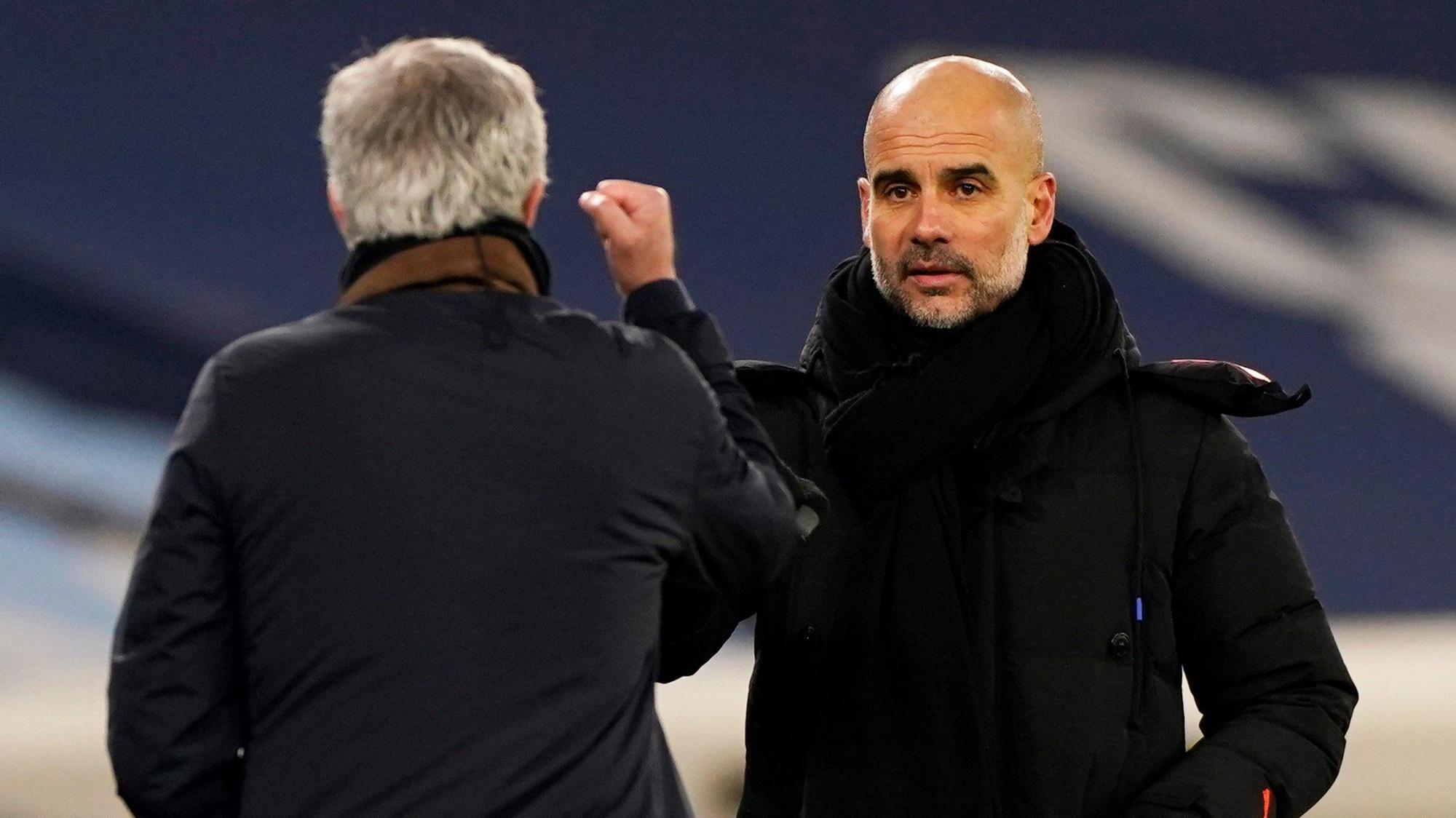 Mourinho y Guardiola se saludan al acabar el encuentro de este sábado.