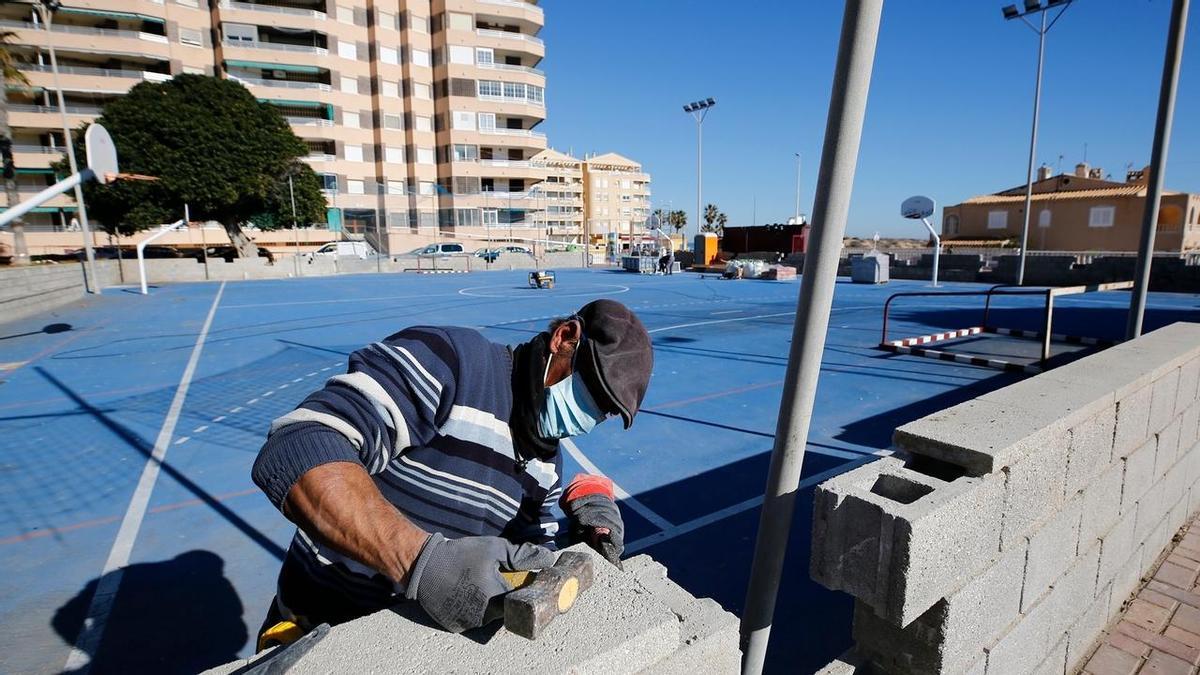 Obras de adecuación de la pista deportiva de la plaza Perfecta Rodríguez en La Mata en 2021, donde se va a volver a actuar ahora