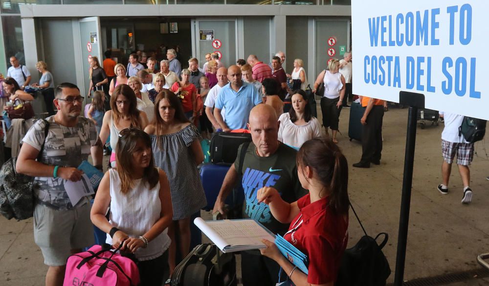 El aeropuerto de la Costa del Sol opera este fin de semana más de 2.000 vuelos que transportan a miles de turistas en el inicio o el fin de sus vacaciones de verano