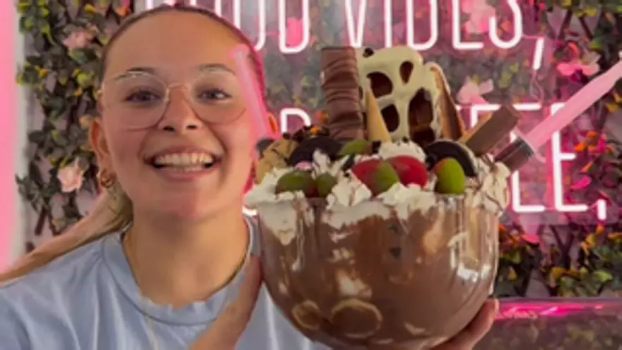 El helado “más grande de toda España” se hace en Málaga: tiene toda clase de dulces y es imposible comérselo solo