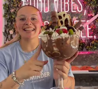 El helado “más grande de toda España” se hace en Málaga: tiene toda clase de dulces y es imposible comérselo solo