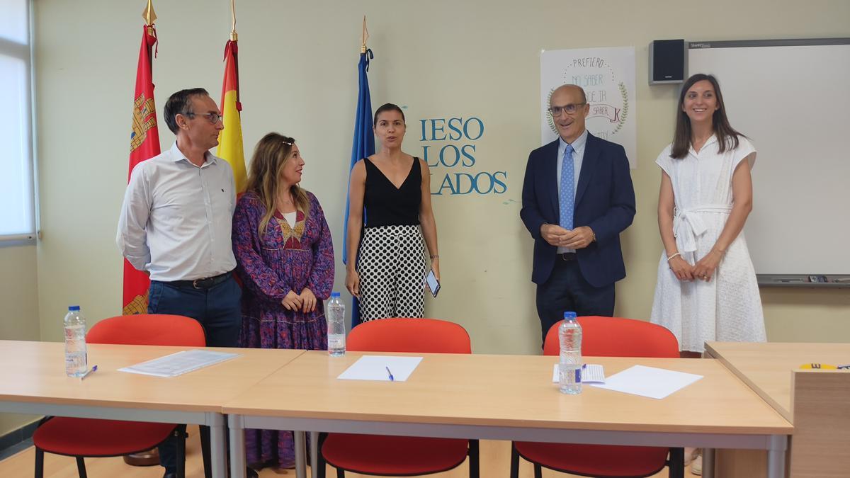 En el centro, la delegada territorial junto al director provincial de Zamora, en la visita al IESO Los Salados de Benavente. / E. P.