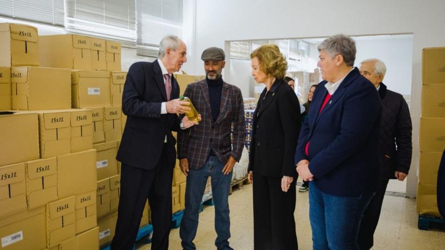 Un recorrido por el centro de alimentos para afectados del volcán