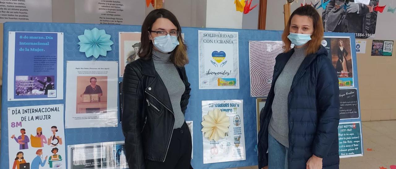 Valeria junto a su madre Marina, ayer, en el IES León Felipe de Benavente tras formalizar la matrícula.