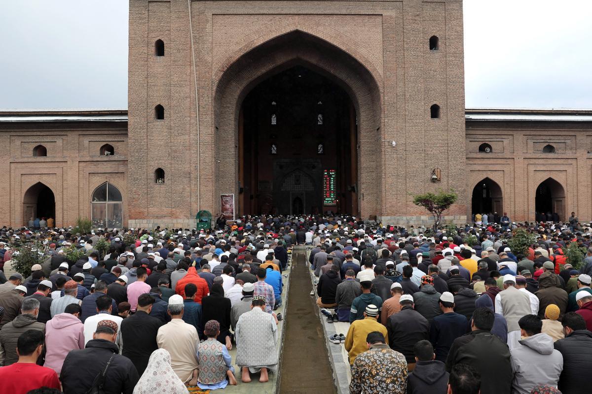 Los musulmanes celebran el fin del Ramadán. Fiesta del Eid al-Fitr en Srinagar, India.