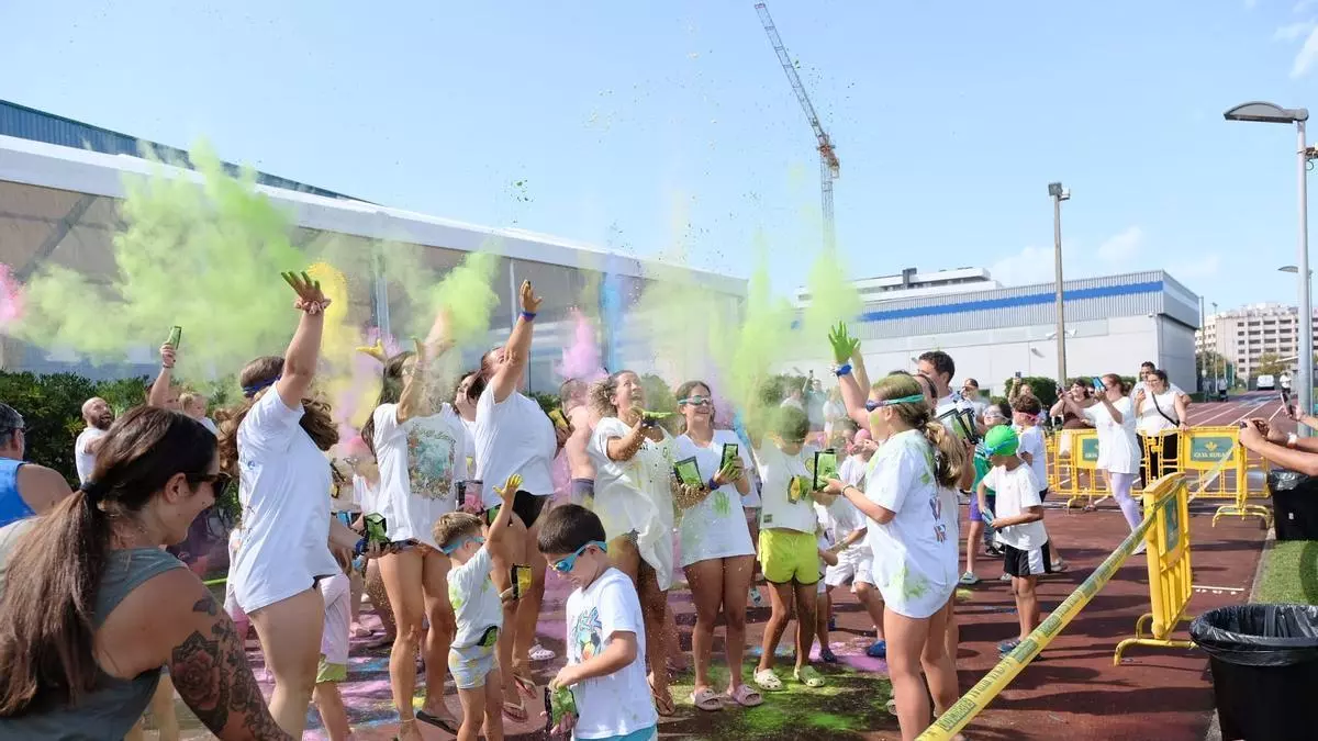 El Santa Olaya se tiñe de color en una fiesta para todas las edades