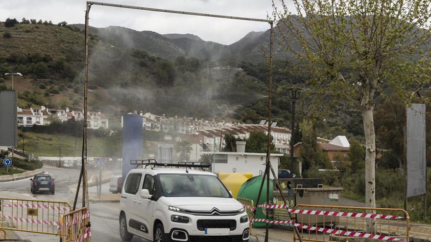 Un vehículo pasa por uno de los arcos instalados en los dos únicos accesos al pueblo