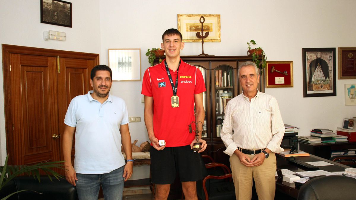 Tanchyn, con el alcalde y el concejal de Deportes del Ayuntamiento de Lucena.