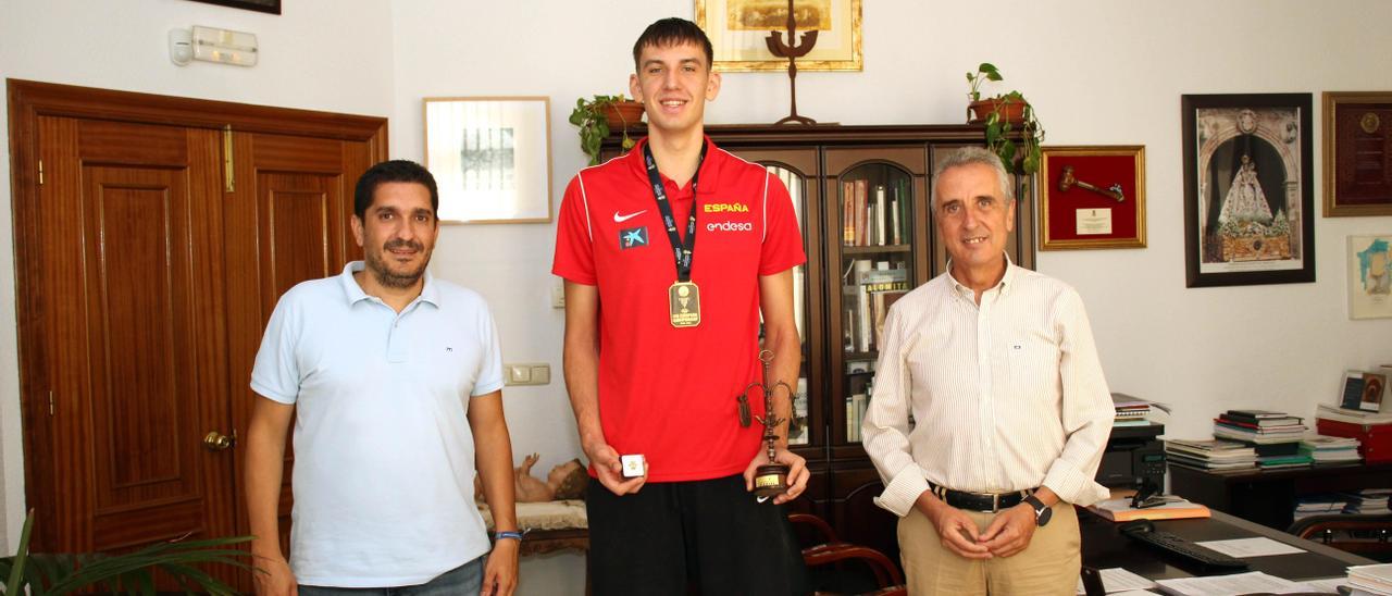 Tanchyn, con el alcalde y el concejal de Deportes del Ayuntamiento de Lucena.