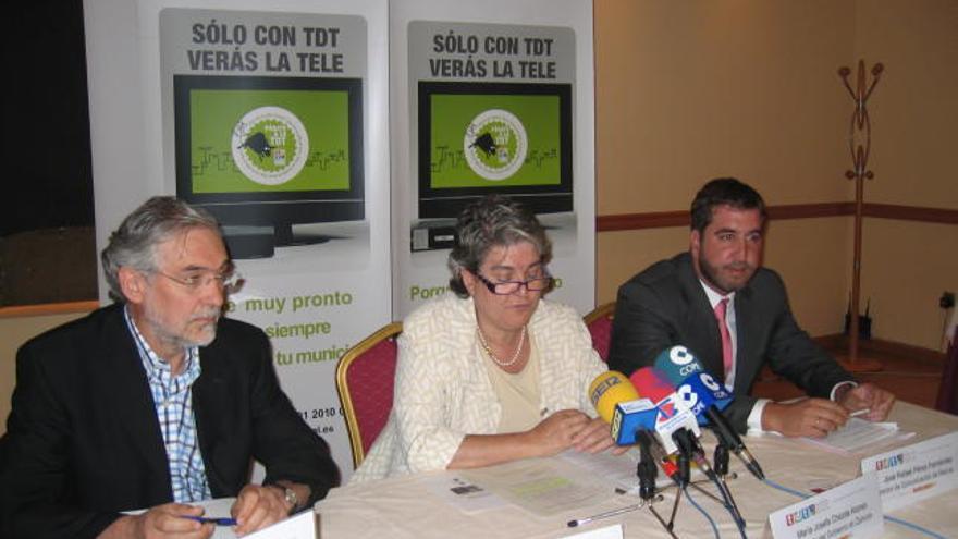 De izquierda a derecha Vicente García, Josefa Chicote y Rafael Pérez durante la jornada informativa