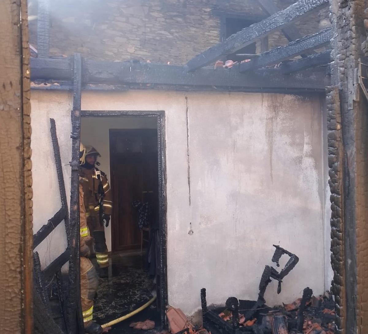 Estado en el que quedó el interior de la vivienda. | BOMBEROS DE SILLEDA