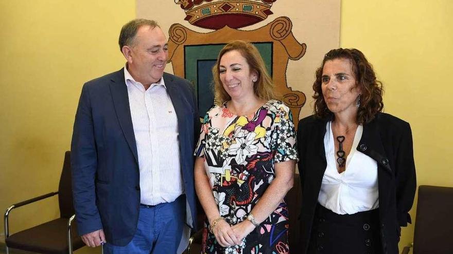 El alcalde larachés, la directora del Sepes y la gerente de Suelo Empresarial del Atlántico, ayer, en el Concello.