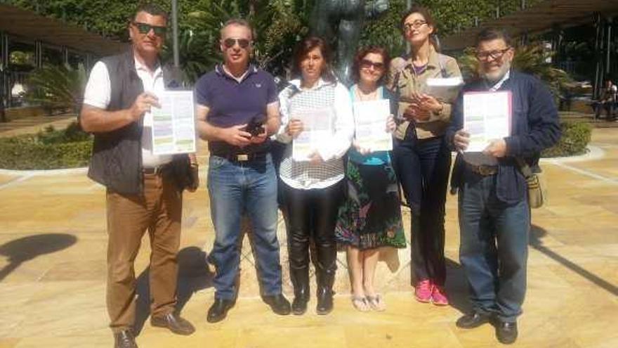 Los miembros del movimiento ciudadano posan junto a las alegaciones que entregarán en Sevilla.