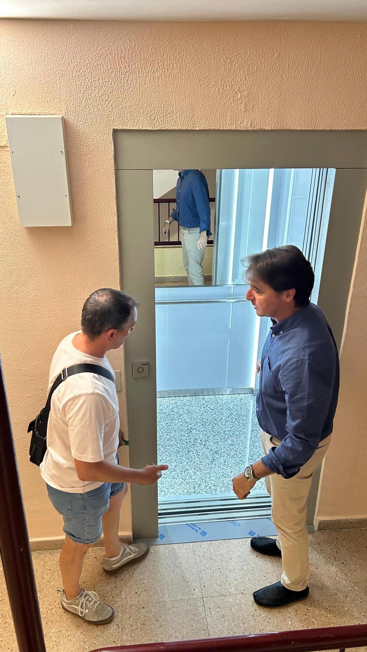 Nuevos ascensores de las viviendas sociales de San Blas.