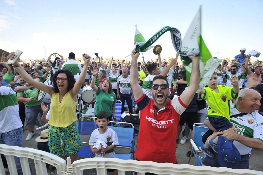 Unos mil aficionados ven el triunfo del Elche en pantalla gigante junto al estadio Martínez Valero