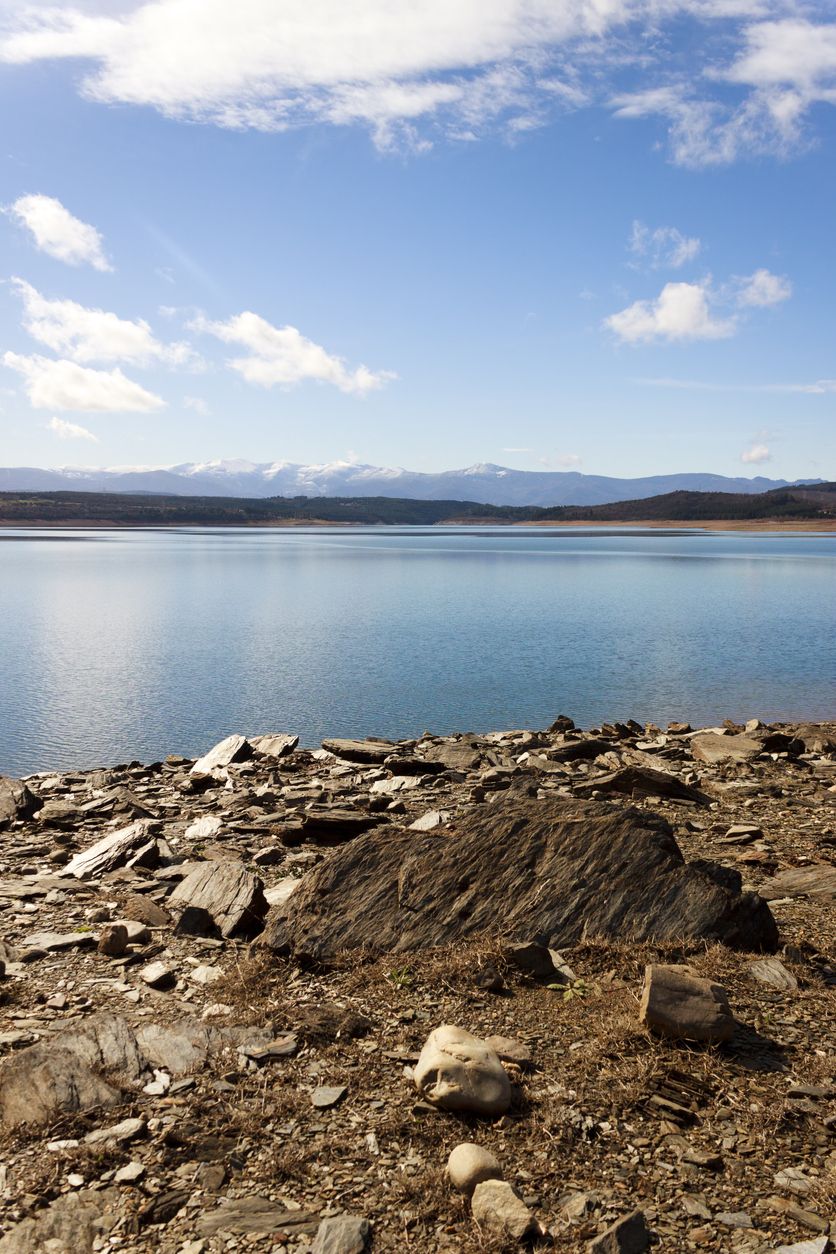 El embalse de Bárcena con los Montes Aquilanos al fondo. El Bierzo, Castilla y León, España