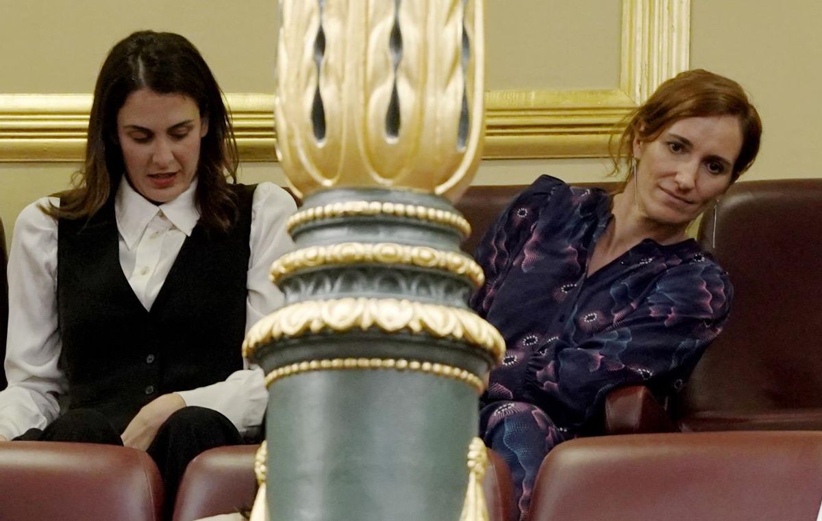 Mónica García y Rita Maestre en el hemiciclo.