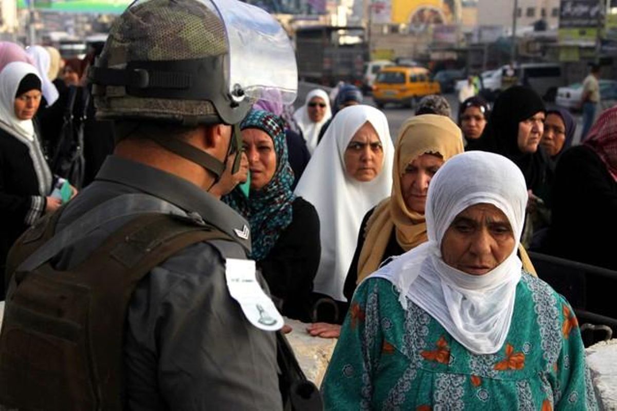 Diverses dones travessen el primer dels set controls militars que hauran de travessar per arribar a l’Esplanada de les Mesquites de Jerusalem.