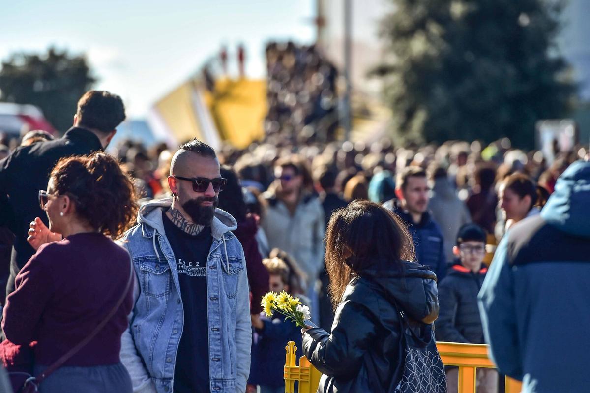 Asistentes al homenaje póstumo a Robe Iniesta, cantante y compositor de Extremoduro, en el Palacio de Congresos de Plasencia, su ciudad natal. Plasencia, 14 de diciembre de 2025. Fotografía de Toni Gudiel.