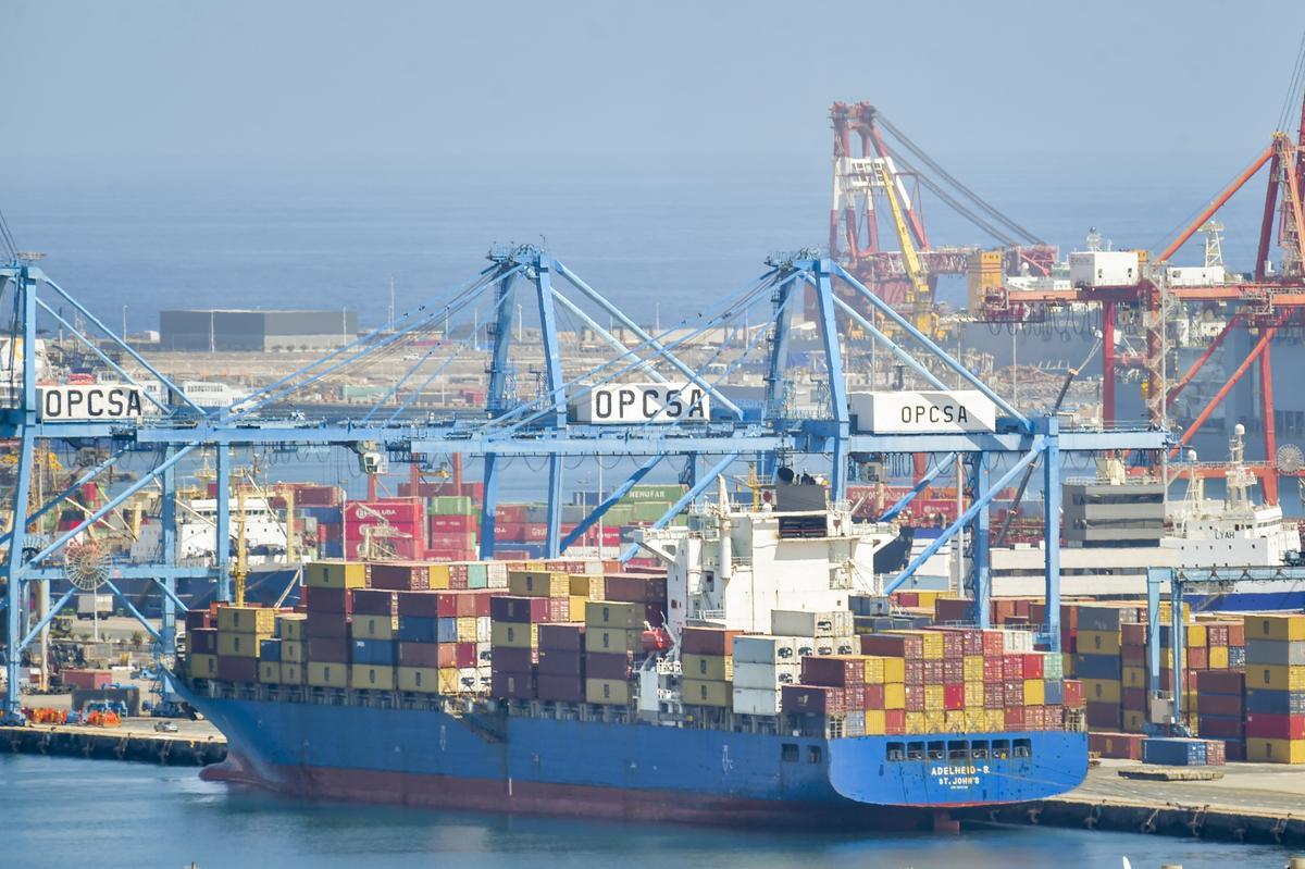 Panorámica de la terminal de contenedores de mercancías de Opcsa en el Puerto de Las Palmas.
