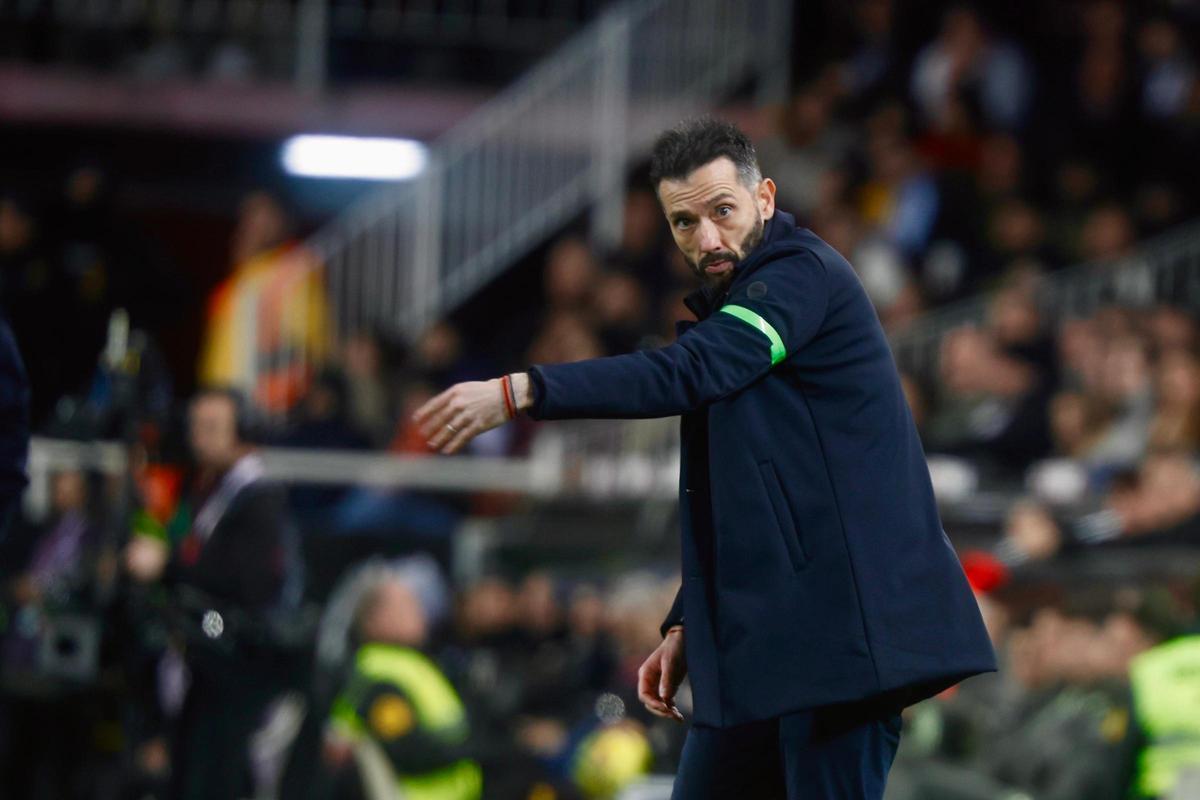 Corberán en el partido de hoy en Mestalla.