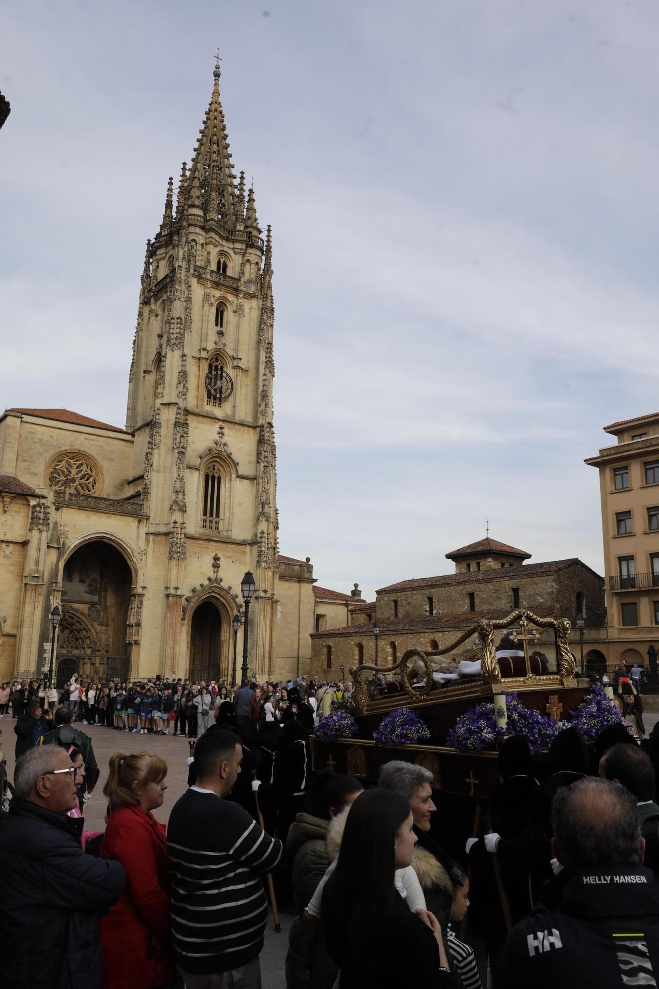 La procesión intergeneracional del Santo Entierro emociona Oviedo