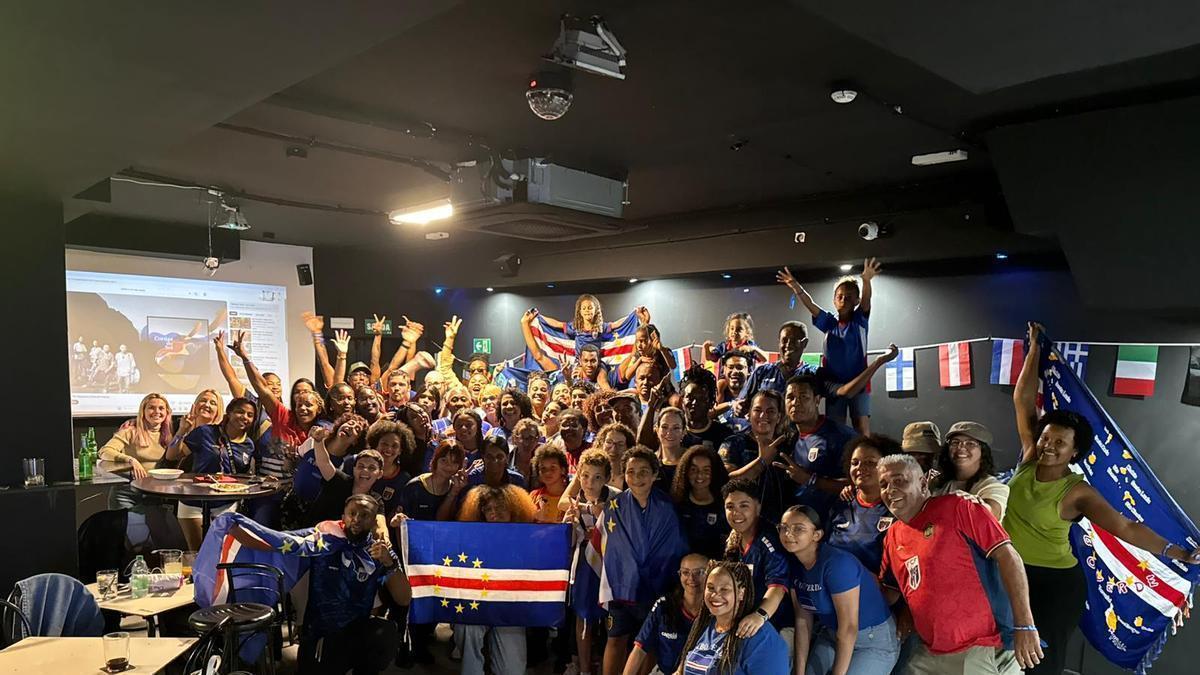 La afición caboverdiana en Gran Canaria disfrutando del partido entre su selección y España