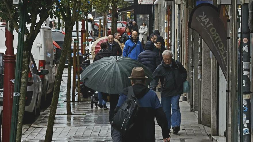 Viandantes bajo la lluvia en Vigo