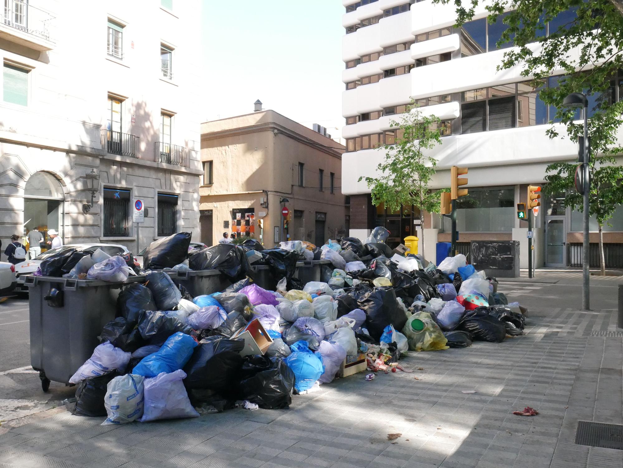 Figueres continua patint la vaga d'escombraries una setmana després