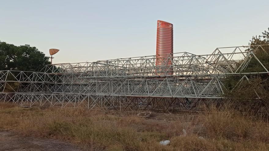 Imagen de las pérgolas utilizadas en la Expo'92 arrumbadas en una parcela de la Cartuja