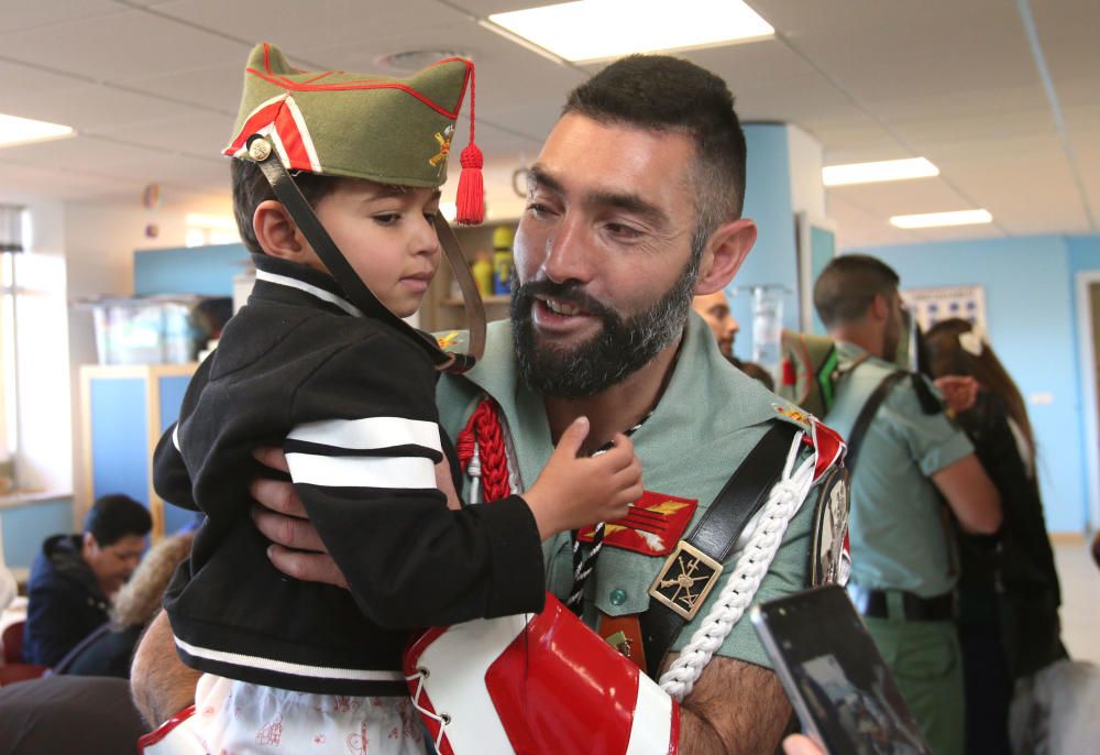 La Legión visita este Lunes Santo a los pequeños en el Materno