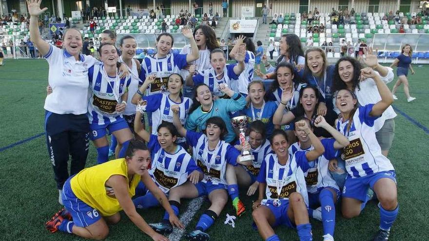 Las jugadoras del Sárdoma festejan el triunfo a la conclusión del partido. // Alba Villar