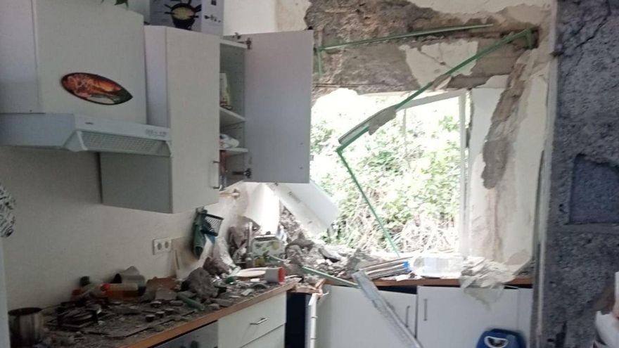 Desprendimiento en Tenerife: «La piedra entró a casa como un misil; menos mal que no estábamos»