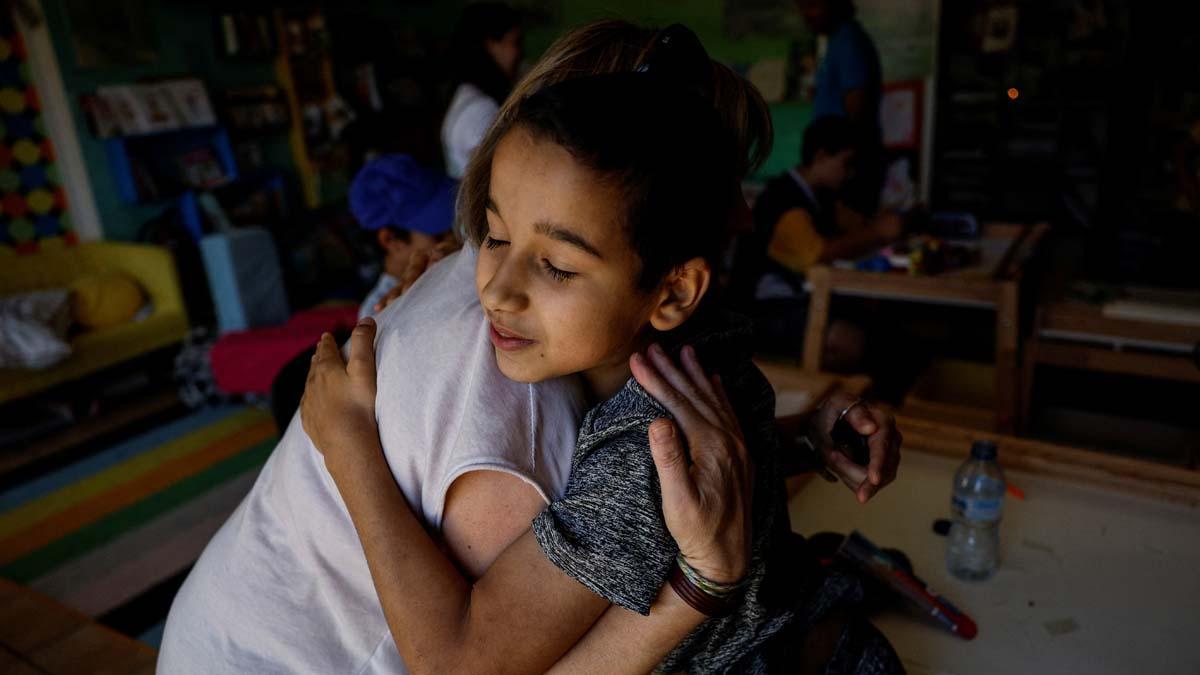 Achraf Labriyaj, de 9 años, abraza a la maestra Victoria Tena el último día de clases en el pequeño pueblo español de Pitarque, Teruel, una de las regiones menos pobladas de la Unión Europea. Achraf y su hermano Ismael se mudan con su familia y la escuela no podrán permanecer abiertas con solo otros dos estudiantes. Me siento triste, dice Achraf.