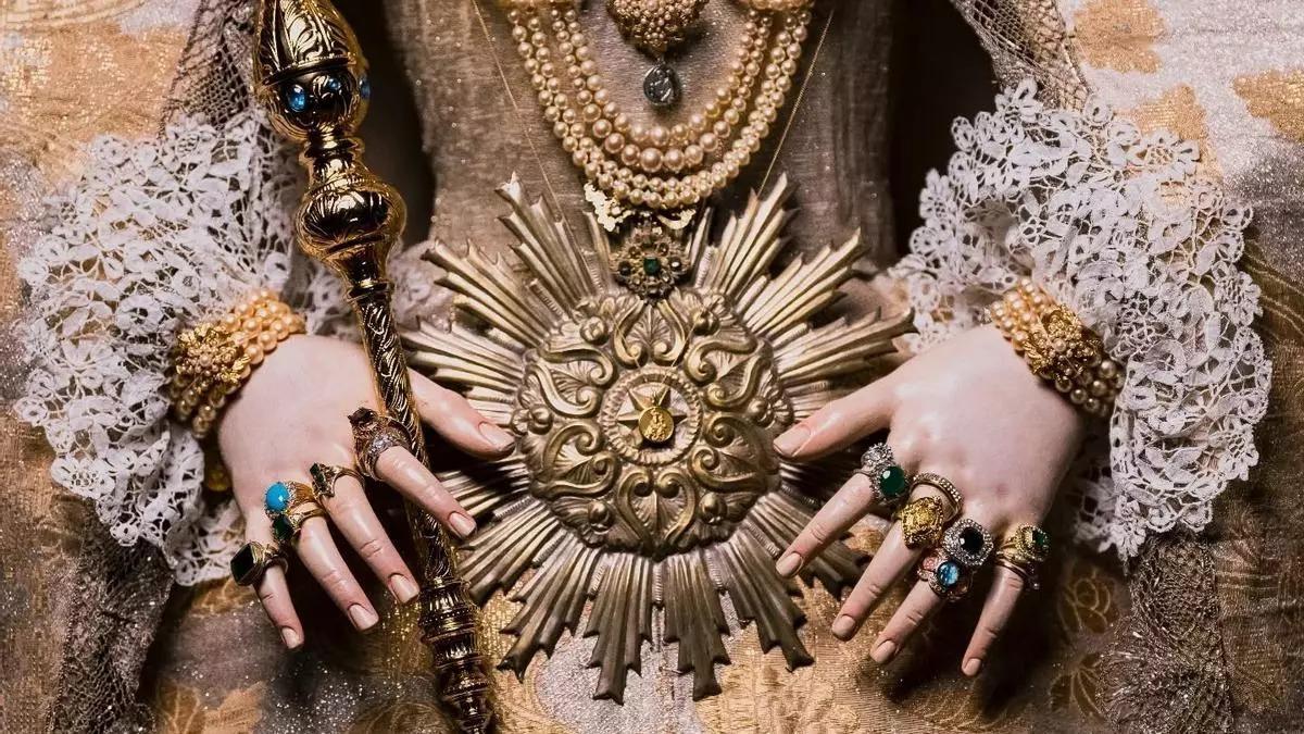 Detalle de las manos de la Virgen de la O de Lucena, con los anillos que le fueorn sustraídos.