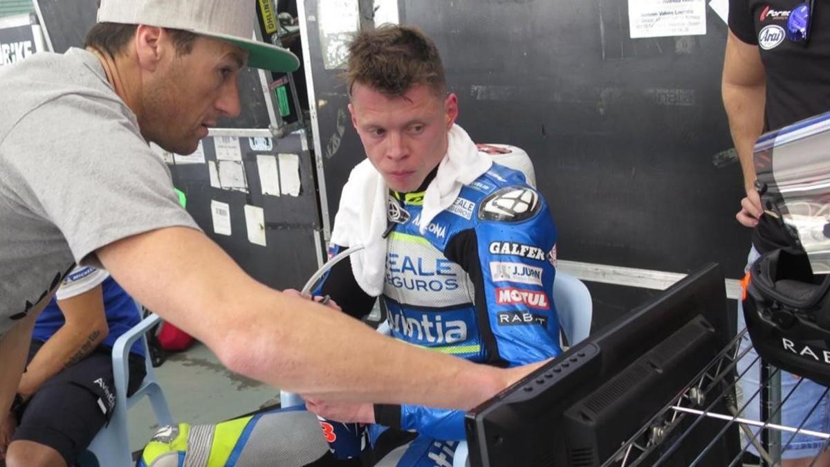 Rubén Xavus, diretor del equipo Esponsorama Racing, conversa con Tito Rabat.