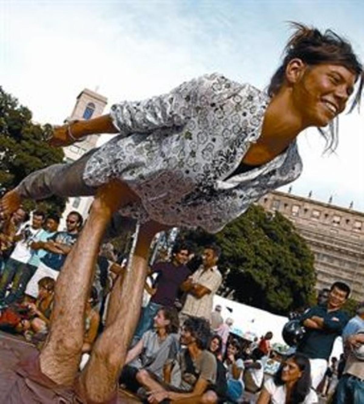 Taller d’acrobàcia i massatge tai, ahir a la tarda, a la plaça de Catalunya.