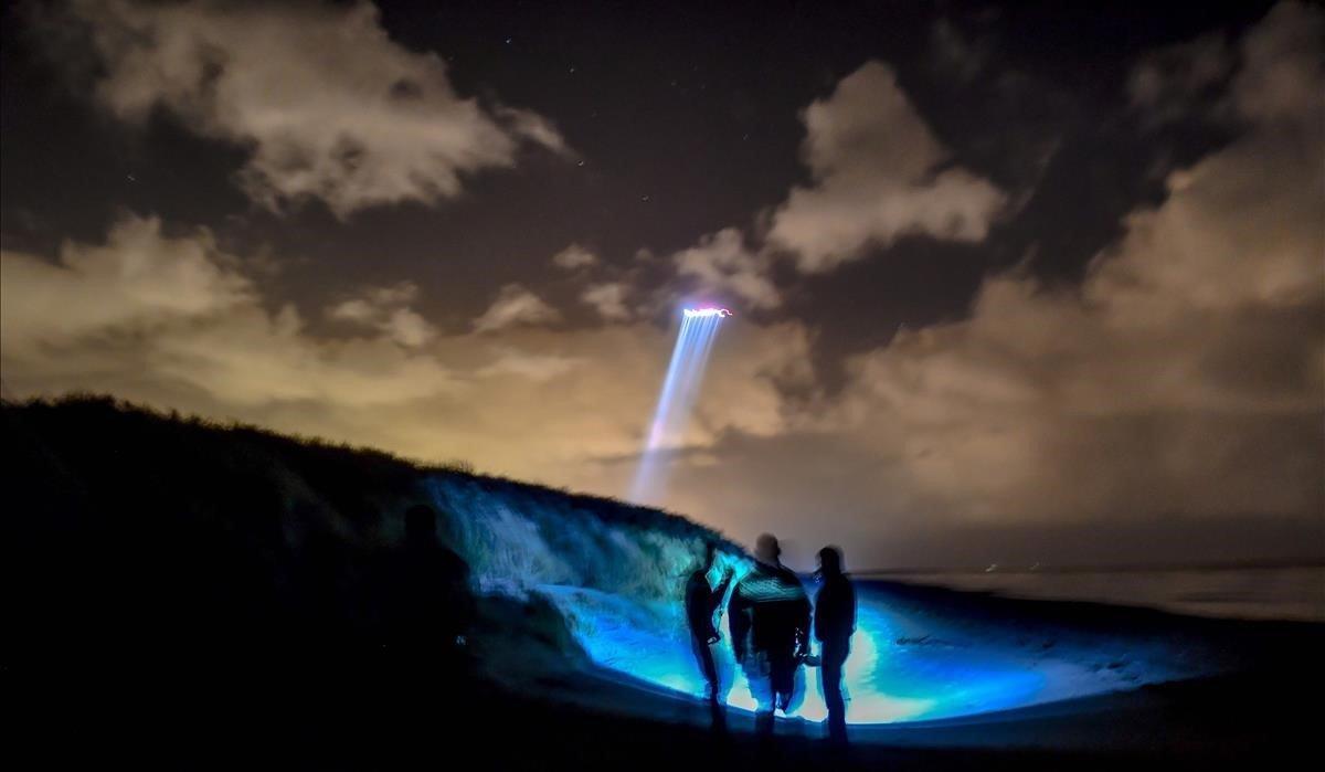 Gendarmes franceses patrullan a pié y con helicóptero la playa de Oye-Plage, cerca de Calais, en el norte de Francia en un intento interceptar emigrantes que intentan cruzar el Canal. La cantidad de emigrantes que intentan cruzar el Canal es una de las más altas del mundo. Las rutas han aumentado de 13 en 2017 a 504 el año pasado.