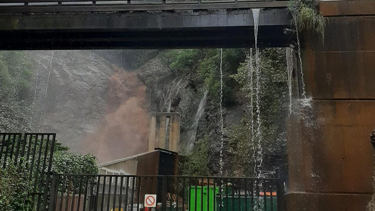 Un dels torrents de l'entorn del monestir baixant desbordat, el 21 de setembre passat