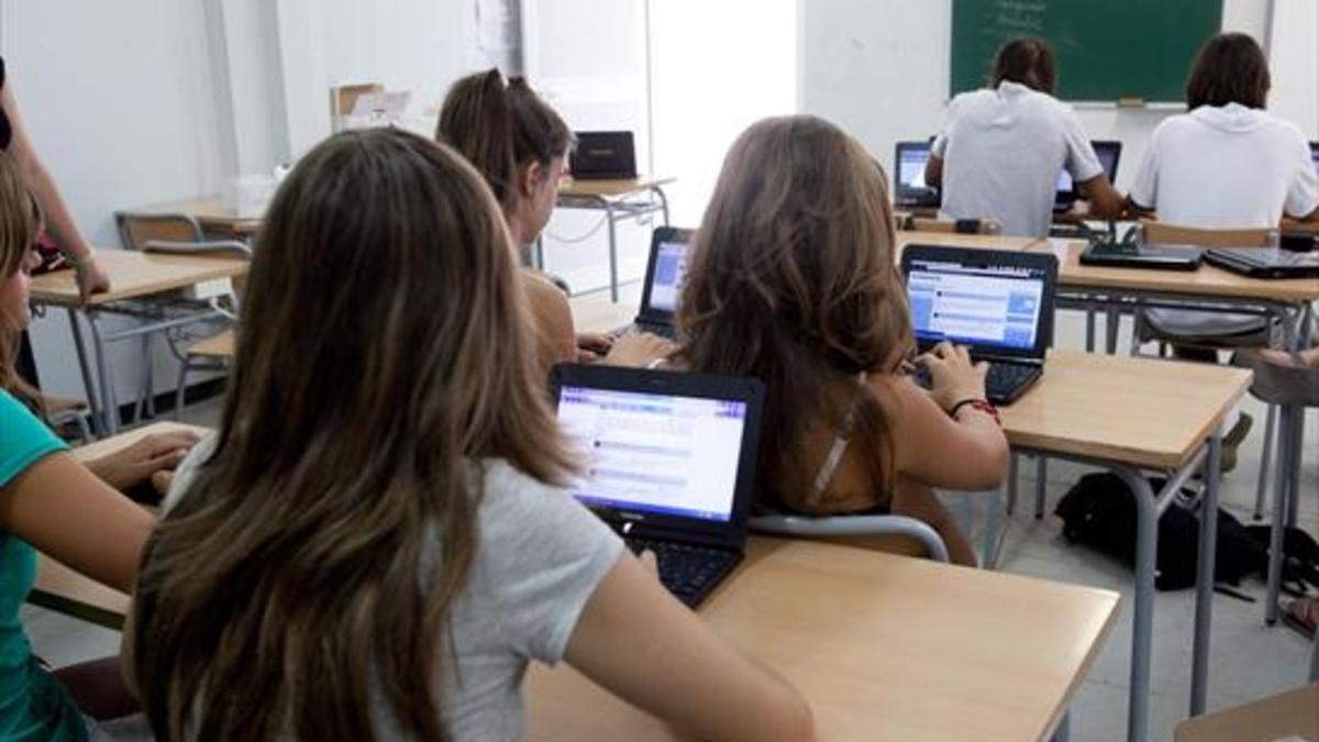 Alumnos del instituto de Pineda de Mar, manejándose en clase con ordenadores.