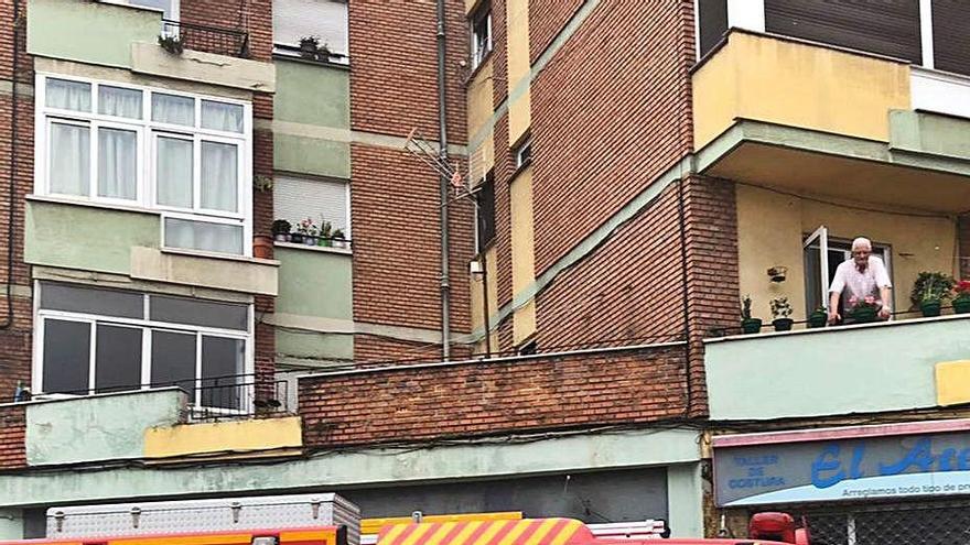 Un camión de bomberos junto al edificio de Coronel Bobes.