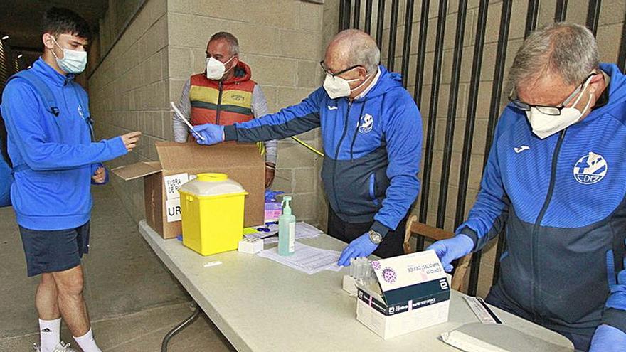 Un esportista fent-se un test d’antígens. | AJUNTAMENT DE BLANES