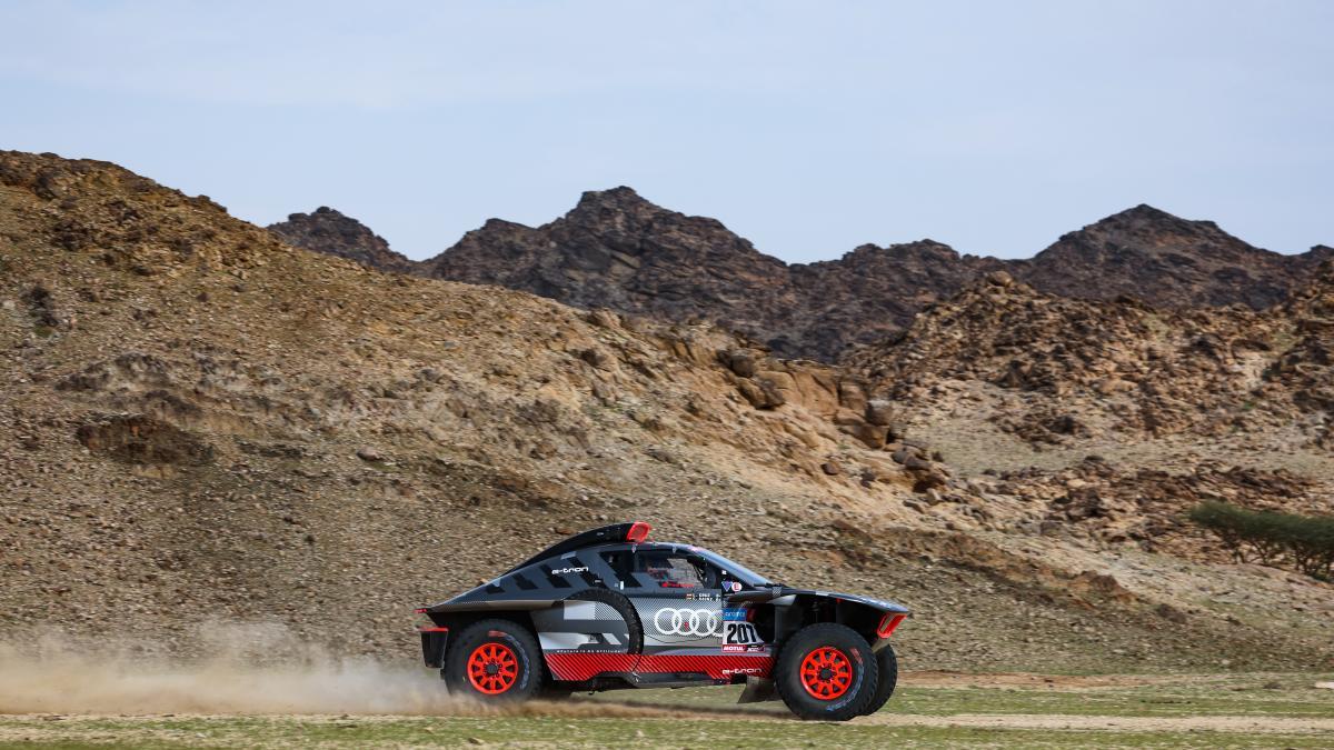 Carlos Sainz y Lucas Cruz, del Team Audi Sport, a bordo del Audi RS Q e-tron E2 en la primera etapa del Dakar.