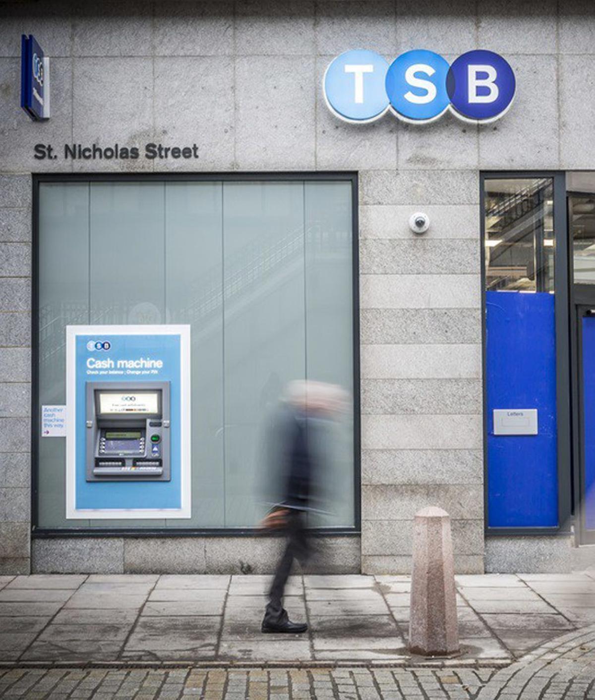 El Sabadell culmina la venda de TSB al Santander per 3.300 M€