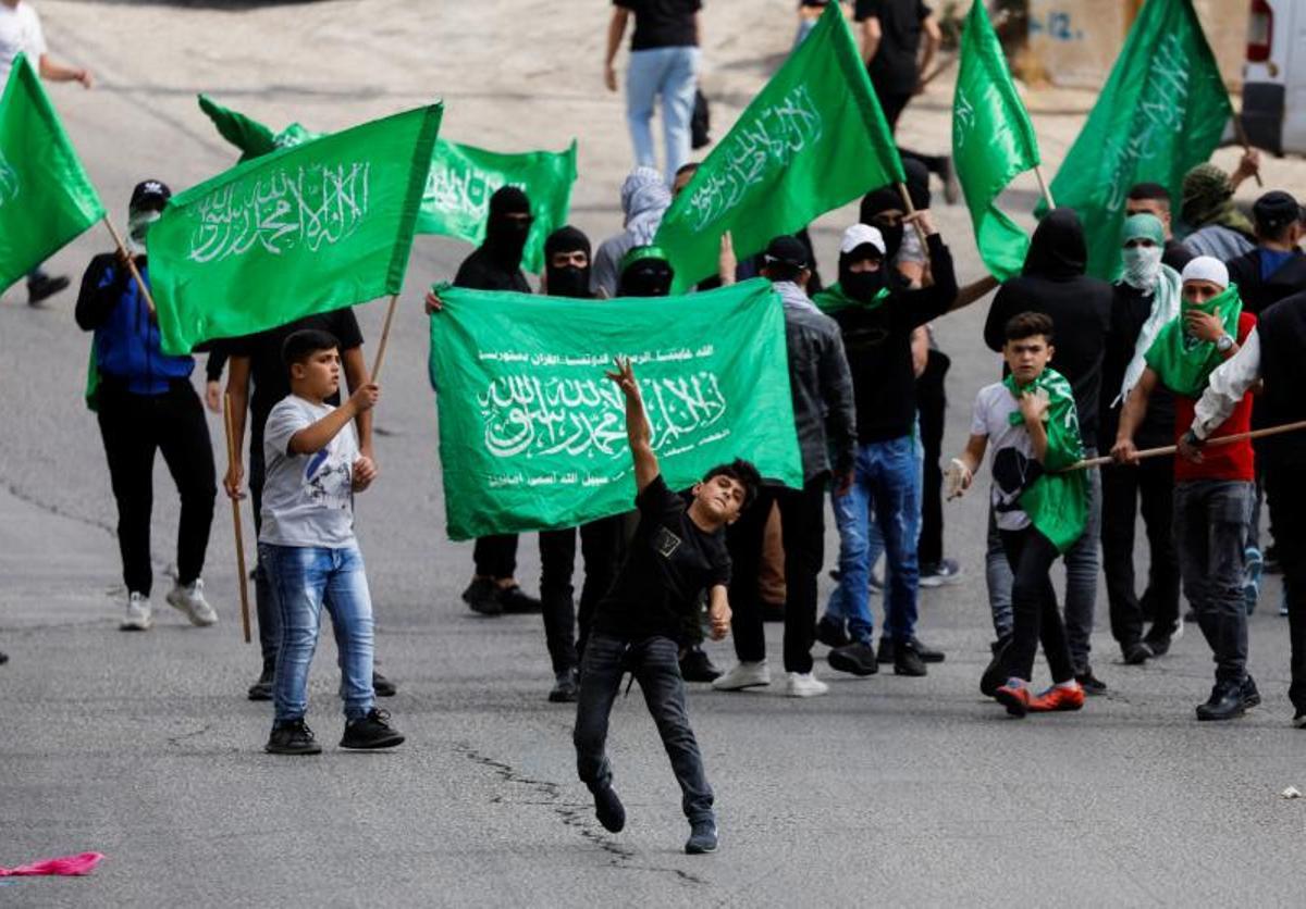 Palestinos llevan el cuerpo de Nasim Fayed en su funeral en Jenin