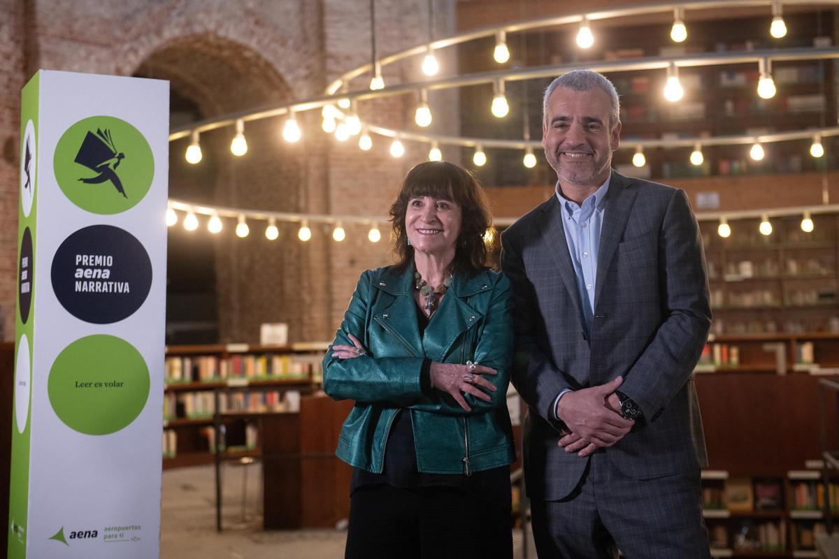 Maurici Lucena, presidente de Aena, junto a la escritora Rosa Montero, presidenta del jurado del Premio Aena de Narrativa 2026.