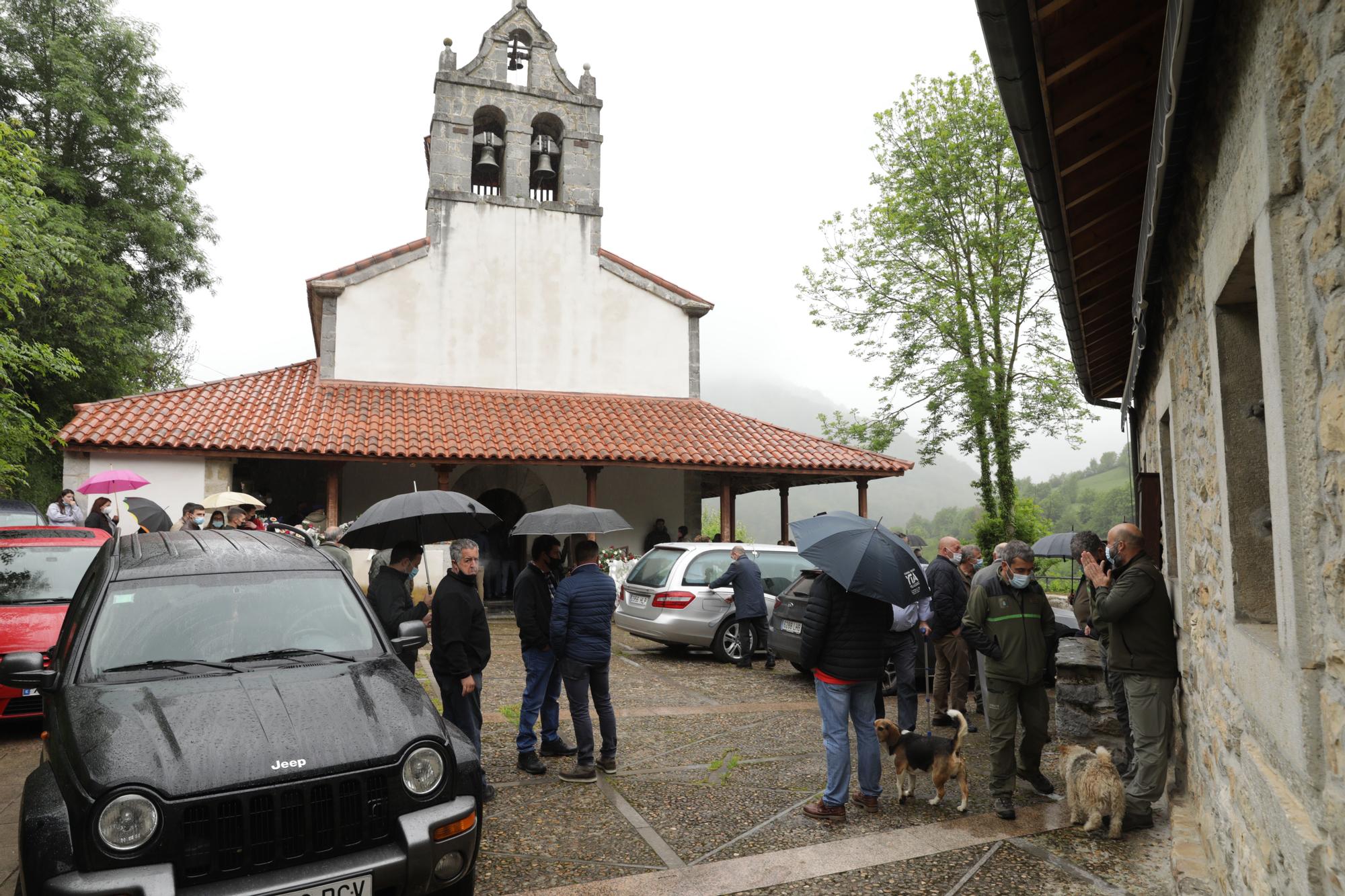 Emotivo funeral por Teresa Aladro, asesinada en Laviana por su exmarido