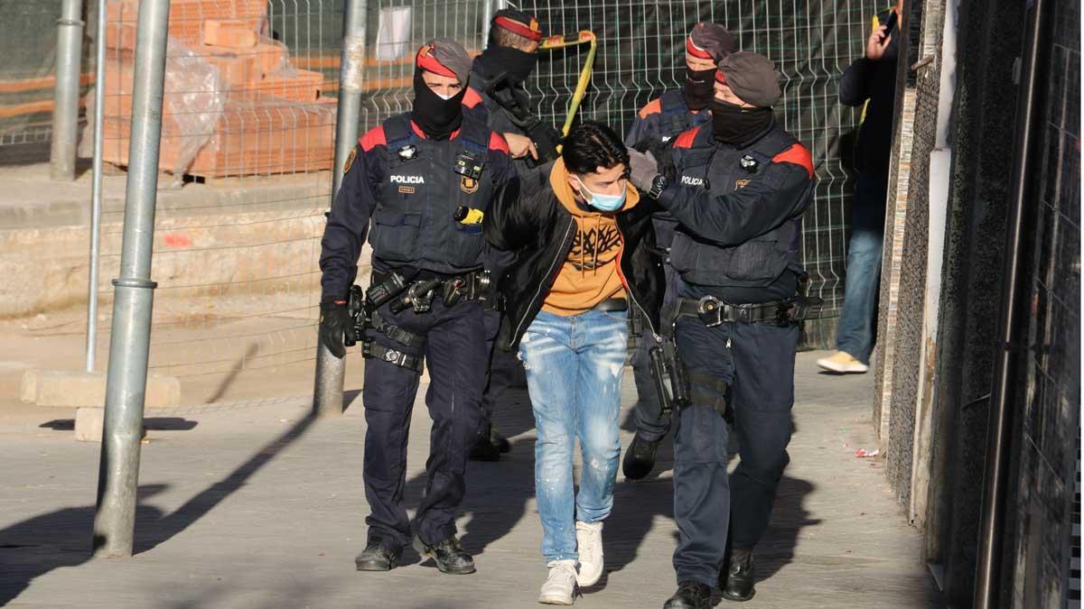 11 detenidos en una operación de los Mossos contra una banda especializada en 'alunizajes'